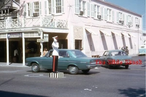 Nassau Bahamas escena callejera policía tráfico coches viejos 1968 Kodachrome 35 mm extensión - Imagen 1 de 1