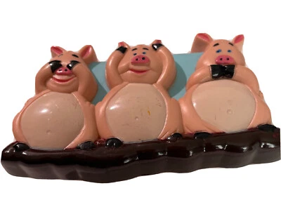 Imán de sonido para refrigerador Acme 3 cerdos "No escuches el mal..." Foto 1 de 4