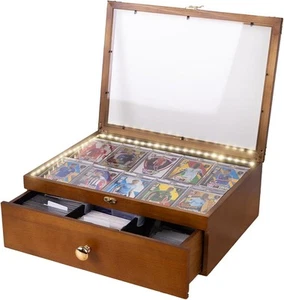 Graded Trading Card Vitrine LED 80+ PSA Platten CGC Toploader Holz Schubladenbox - Bild 1 von 18