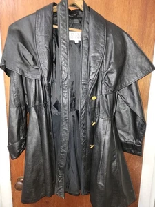 Pelle Studio Damen Ledermantel mit Militärknöpfen und Caped Back - Bild 1 von 5