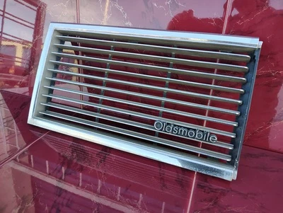 Oldsmobile Delta 88 Royale 1982 parrilla izquierda lado del conductor con emblema OEM # 22510273 Foto 1 de 4