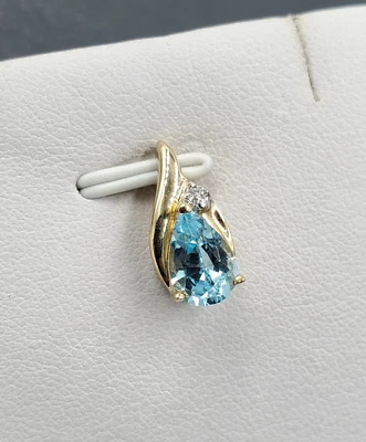 Colgante con detalles de diamantes de topacio azul en forma de pera Alwand Vahan de oro amarillo sólido de 14 k Foto 1 de 4