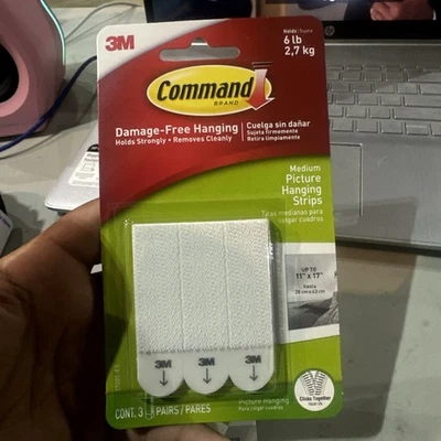 Tiras para colgar cuadros medianos Command, 3 pares de tiras por paquete 1 paquete Foto 1 de 2