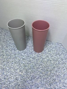 2 Tupperware 17 Unzen BECHER grau und rosa - Bild 1 von 4