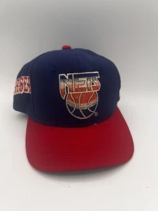 Vintage 90s Sports Specialties New Jersey Nets Side Wave SnapBack Hat 2 Tone - Bild 1 von 9