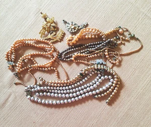 Vintage Broken Faux Pearl Costume Jewelry & Pins- 1 Pound Lot for Repurposing - Picture 1 of 1
