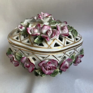Cesta de cerámica vintage de los años 50 con rosas levantadas y tapa 3,5" de alto #4F - Imagen 1 de 10