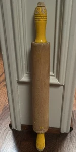 Vintage Nudelholz aus Holz mit gelben Griffen zum Verwenden oder Ausstellen - Bild 1 von 5