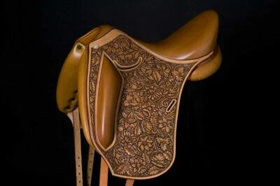 Selle de cheval en cuir de dressage professionnel anglais sculpté à la main 1... - Photo 1/3