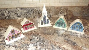 Juego De Colección De 5 Alpine Village Putz Casas De Plástico Iglesia Navidad Cubierta De Luz - Imagen 1 de 5