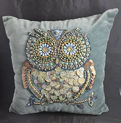 "Almohada de terciopelo Pier 1 Imports lentejuelas con cuentas búho 14x14"" verde" Foto 1 de 4