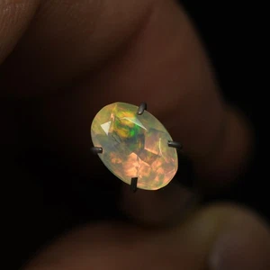 0.86 Ct IF Dazzling Oval 7.9 x 5.5 MM 100% Natural Multi Colors Play Welo Opal - Picture 1 of 5