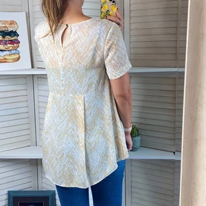 Blusa chevron crema Vince Camuto talla mediana - Imagen 1 de 11