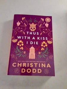 So with a Kiss I Die von Christina Dodd (Taschenbuch, 2025) Brandneu, ARC - Bild 1 von 3