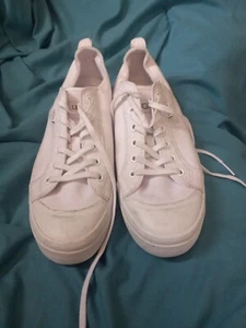 UGG Sneakers White Aries 1099876 Sz 9 very nice condition LOOK! - Picture 1 of 5