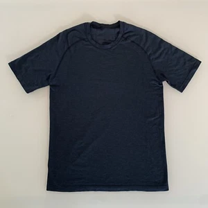Camiseta deportiva LULULEMON azul oscuro rendimiento cuello redondo ventilación de metal para hombre pequeña - Imagen 1 de 8