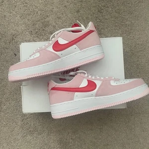 NIKE Air Force 1 '07 QS Bajo Día de San Valentín Carta de Amor Talla 9 DD3384-600 NUEVO - Imagen 1 de 10