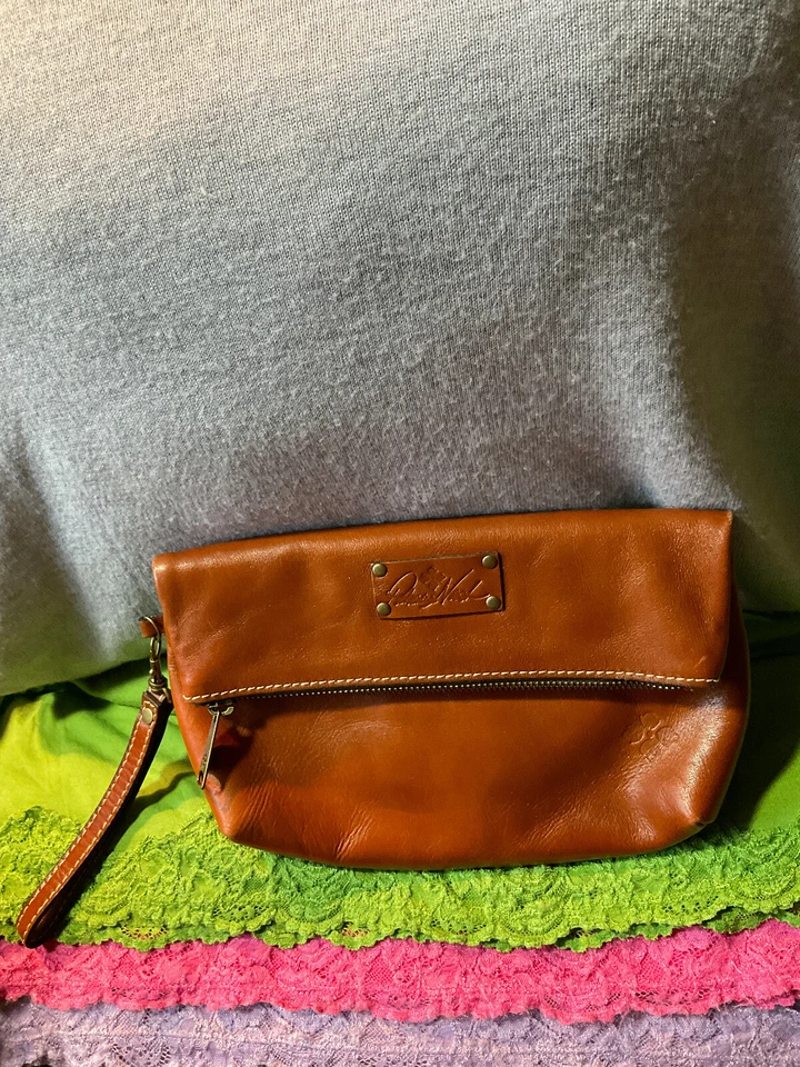 Muñequera sin asas magnética plegable con cremallera de cuero liso italiano tostado Patricia Nash  Foto 1 de 4