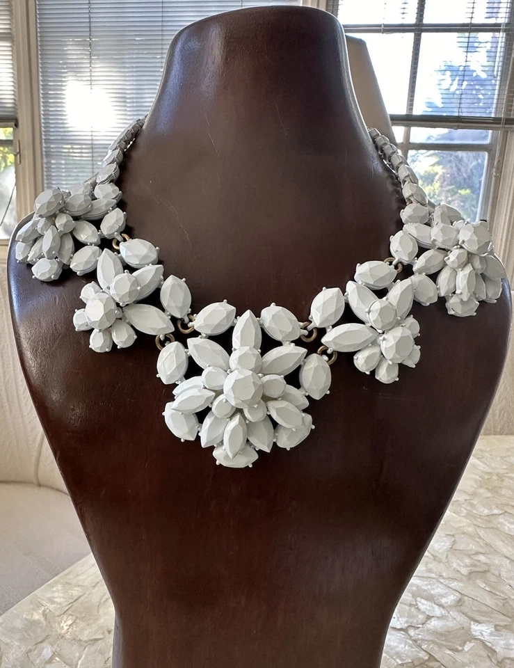 J. Collar Crew Statement Brûlèe Pasarela Grueso Flor Lucita Estrás Blanco Foto 1 de 4