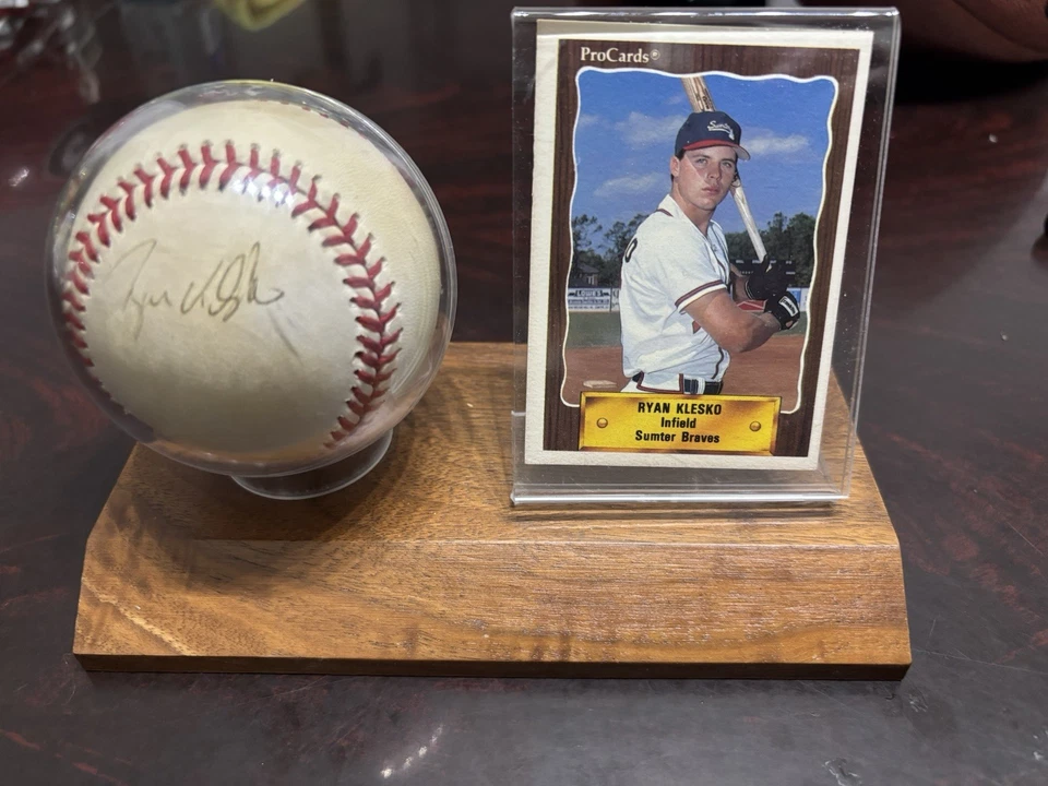 Ryan Klesko - Béisbol autografiado de los ATLANTA Braves con carcasa y marco de tarjeta Foto 1 de 1