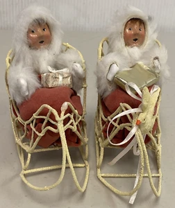 2x Byers Choice Carolers Niños Marfil Trineo Rojo Manta Oro Regalo - Imagen 1 de 12