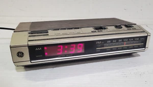 Vintage GE Modell 7-4634B elektronischer digitaler Radiowecker General Electric - Bild 1 von 8