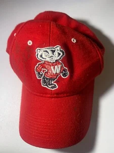 Wisconsin Badgers Hat Fitted 7/1/8 Red White Pre-Owned HT15+15 - Picture 1 of 2