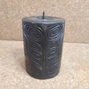 1969 AMOS WALLACE GRIFFINS Alaskan portacandele colonna totem intagliato a mano 6" x 3" - Foto 1 di 23