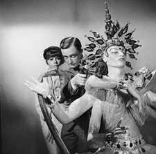 The Man From U.N.C.L.E.  Neile Adams, Robert Vaughn 1965 OLD TV PHOTO