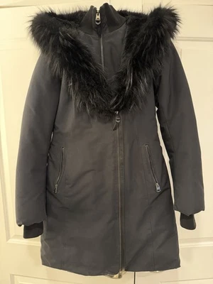 Abrigo de plumón para mujer Mackage Foto 1 de 4