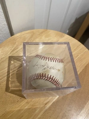 REGGIE JACKSON RAWLINGS MLB AMERICAN LEAGUE SIGNED BASEBALL W/ DISPLAY CASE - Image 1 of 4