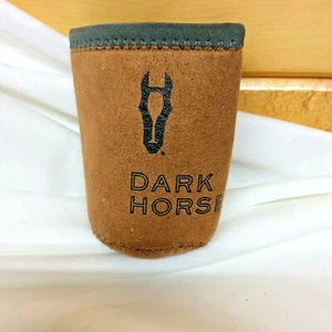Lata de vino Dark Horse Koozie - Imagen 1 de 6