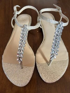 Sandalia Jewel Badgley Mischka Naturaleza en Oro Brillo Talla 7 JW3411 Nueva en Caja - Imagen 1 de 4