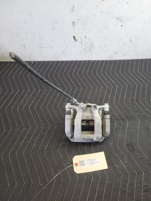 Pinza de freno trasera de pasajero derecho Cadillac usada OEM para 2022-2024 XT5 2,0 L TRACCIÓN DELANTERA Foto 1 de 4