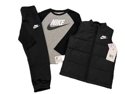 NUEVO CON ETIQUETAS NIKE NIÑO CONJUNTO DE 3 PIEZAS GRIS NEGRO MANGA LARGA NEGRO JOGGERS Y CHALECO 6 (M) Foto 1 de 4