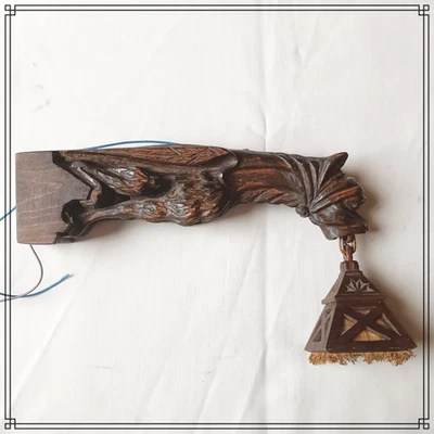Hermosa lámpara de pared de madera tallada en forma de gárgola neogótica 1930 1/3 Foto 1 de 4
