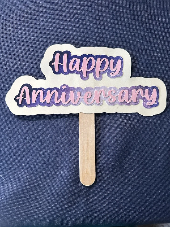 Decoración de pastel de papel de feliz aniversario casera Foto 1 de 1