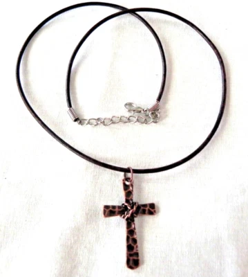 Colar pingente cor cobre cruz cristã rústica cordão de couro genuíno - Imagem 1 de 4