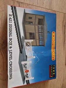 Hornby R.421 00 Gauge Signal Box & Level Crossing. Town And Country . - Picture 1 of 16