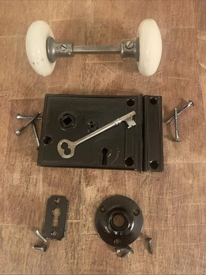 CHAVE DE PORCELANA BRANCA VINTAGE PRETA TRAVA TRAVA GUARDIÃO PLACA TRASEIRA - Imagem 1 de 4