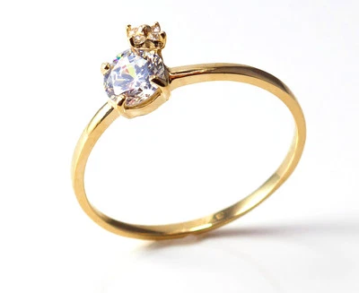 Anillo de compromiso solitario y detalles de oro amarillo de 9 quilates Foto 1 de 4