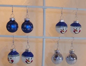 Glücklicher Schneemann oder Schneeflocke Glaskugel Ornament Ohrringe Winter blau weiß silber - Bild 1 von 11