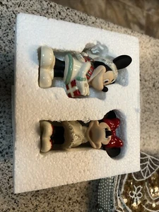 Lenox Disney Mickey & Minnie Christmas Sweethearts Porcelain Salt Pepper Shakers - Picture 1 of 4