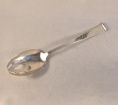 Mesa perforada clásica Rose de Reed & Barton Sterling Foto 1 de 3