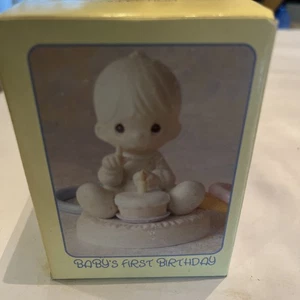 Nuevo en caja Precious Moments “Baby's First Birthday” pastel de niño con 1 vela 1992 524069 - Imagen 1 de 6