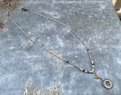 Collar Artesanal Oro 14k Perlas Verdes, Gemas, Cuentas y Colgante Manzana Bronce Foto 1 de 4