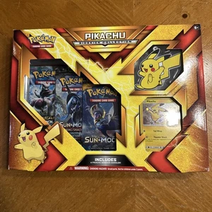 Pokémon TCG Pikachu Sidekick Collection Box 3 buste di potenziamento portachiavi sigillato NUOVO - Foto 1 di 5