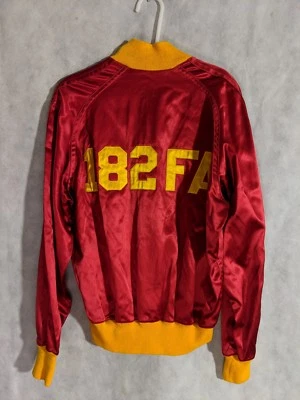 Jaqueta de cetim vermelha vintage anos 40 Segunda Guerra Mundial 182 FA 15º campo artilharia Rawlings tamanho 40 - Imagem 1 de 4