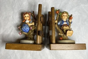 Goebel M J Hummel Bücherregal Apfel Jungen und Mädchen Figuren - Bild 1 von 9