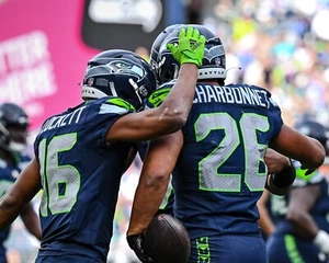 Foto de fútbol americano de la NFL Tyler Lockett & Zach Charbonnet Celly Seattle Seahawks 8x10 - Imagen 1 de 1